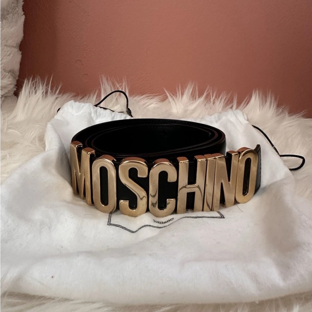 NEW NEVER WORN Moschino Designer Black Leather Belt With Gold Logo